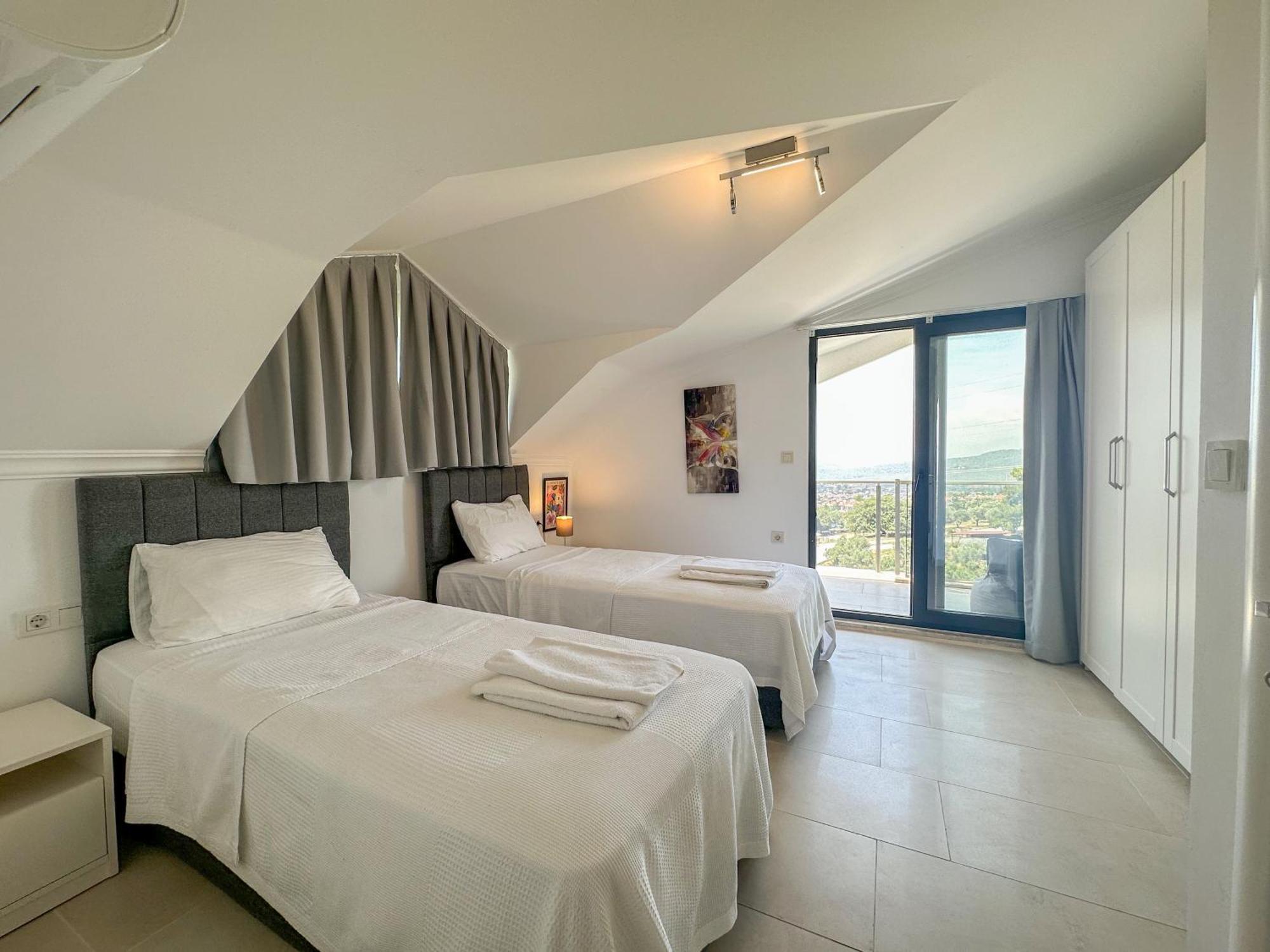 Alya, Spacious 4 Bed With Private Pool *